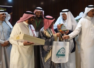 القاضي يرتدي بردة الشعر في مسابقة الوزارة للطلاب