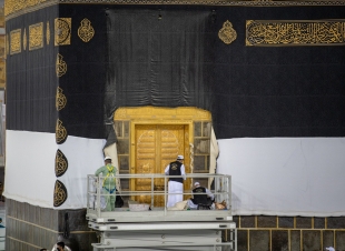 الرئاسة العامة تنهي أعمال فك المذهبات استعداداً لاستبدال كسوة الكعبة المشرفة