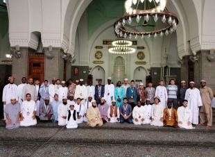 المتنافسون في مسابقة الملك عبدالعزيز القرآنية يزورون معالم المدينة