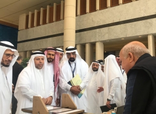 في احتفالية جامعة الملك عبد العزيزمعالي مدير الجامعة يكرم أهل التميز والابداع من أعضاء هيئة التدريس