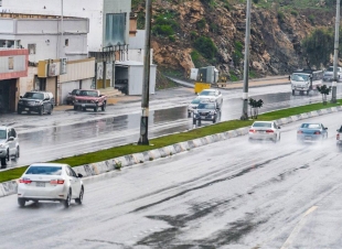 الدفاع المدني بالباحة يدعو إلى الحيطة والحذر من التقلبات الجوية