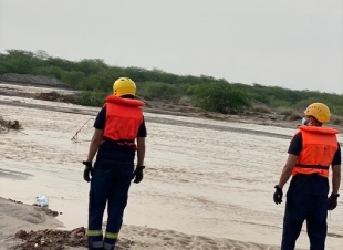 شاهد.. انتشال جثة شخص مفقود بعد انخفاض منسوب المياه بوادي بيش
