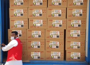 مركز حي أبحر وحياتي السعيدةيساهمون في توزيع سلال غذائية وحقائب وقائية