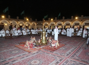 جمعت أهل الثقافة والاعلام تحت سقف التراث تقيم أمسية ثقافية بـالحي التراثي المديني 