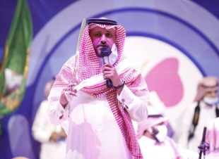الشاعر الدكتورد/ عبدالواحد الزهراني يهتف بقصيدة وطنية بـ فعاليات وسام البادي