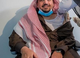 أمير القصيم يتلقى الجرعة الأولى من لقاح كورونا