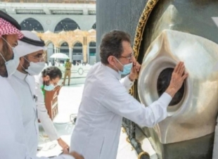 الحرمين تكمل الصيانة الدورية للحجر الأسود