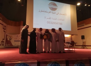 جمعية رؤية تمنح بطل العالم في الخطابة الرئاسة الفخرية لجمعية فزعة التطوعية 