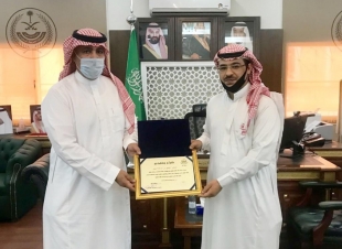 نظير تميزه المهني محافظ العلا يكرم توفيق البلوي