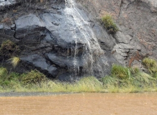 الدفاع المدني يحّذر أهالي عسير… لا تجازفوا بقطع مياه السيول