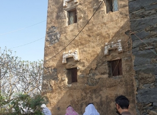 محافظ فيفاء يبحث تطوير سوق النفيعة والمسارات السياحية  