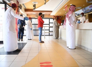 النيابة العامة يُحظر أي تجمع للمتسوقين أو العاملين بما يتجاوز الأعداد المسموح بها