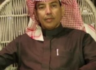 { دور المعلم محورياً بالمجتمع } 