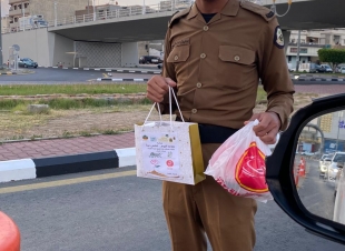 ( مشروع إفطار صائم من جمعية اليقظة النسائية بالطائف بمساهمة مطعم طازة و مؤسسة الكمال للورد الطائفي ) 