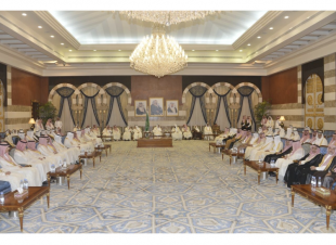 أستقبل الأمير خالد الفيصل  حموعاً من المهنئين بعيد الفطار في منزله بجدة