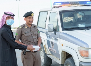 اعتزاز وافتخار بدورهم أبطال مستشفى الموسم العام يوزعون وجبات إفطار لأبطال الداخلية وقوات التحالف 