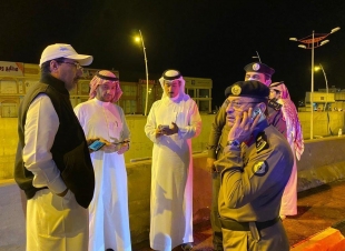 بتوجية الأمير تركي بن طلال وقف ميدانيا على حال الشوارع بعد أمطار الأربعاء أمين عسير لبلدية الخميس جهودكم مقدرة في تنفيذ استراتيجية الطوارئ