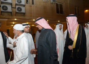 صاحب السمو الملكي الأميرعمرو الفيصل يقدم العزاء لأسرة(أل مرزا)