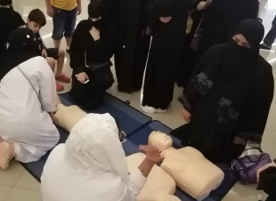 مستشفى الملك فهد يدرب ٤٥٠ متسوق على الانعاش الرئوي