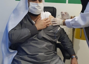 الشيخ سلطان طراد هزازي أحد مشايخ محافظة الحرث بالحد الجنوبي يتلقى أولى جرعات لقاح فايروس كورونا 