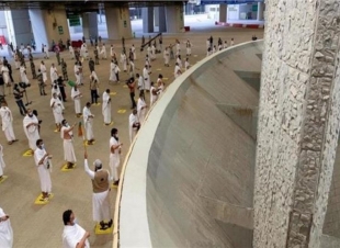 الحجاج يكملون رمي الجمرات الثلاث لليوم الأول من أيام التشريق