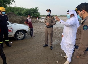 محافظ بيش أدى صلاة عيد الاضحي بجامع الفقيه وانتقال الى وادي بيش للوقوف على عملية البحث عن غريق وادي بيش