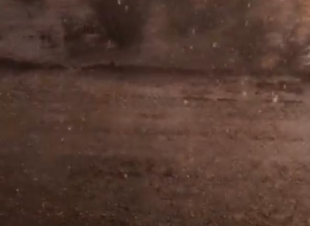 أمطار على مركز قيا بجنوب الطائف مصحوبة بالبرد