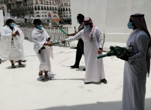 الرئاسة العامة لشؤون المسجد الحرام والمسجد النبوي توزع 3000 مظلة على المعتمرين