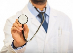 طبيب سعودي ينقذ حياة ٣ فتيات دهسا