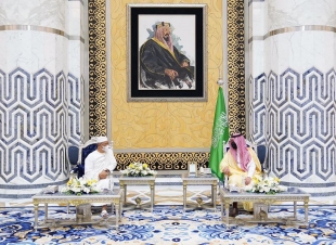 رئيس وزراء ماليزيا يغادر جدة