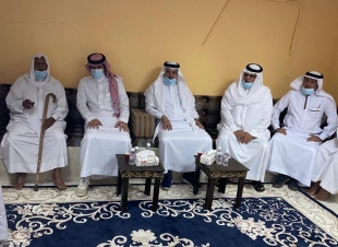 محافظ المخواة يعزّي أُسرة المشرف التربوي  محمد العمري 