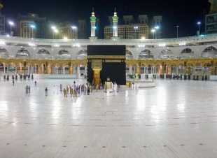 نيابة عن خادم الحرمين الشريفين أمير منطقة مكة المكرمة يتشرف بغسل الكعبة المشرفة وسط إجراءات احترازية مشددة