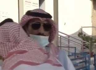 سقوط مذيع الإخبارية على الهواء مباشرة بسبب الإجهاد الحراري