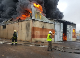 مدني ينبع يسيطر على حريق في أحد المستودعات بطريق ينبع القديم