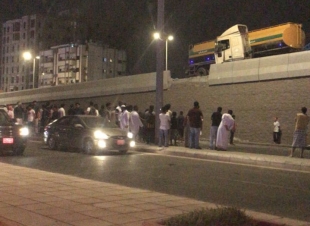 سقوط حاجز خرساني على مركبة