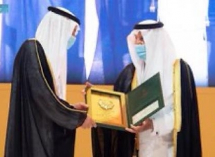 أمير مكة المكرمة يتوّج الجبير بجائزة الاعتدال