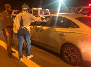 فريق التطوع الصحي بمركز صحي السيل الكبير يجري الفحص البصري للمئات من ذوي المركبات العابرة لنقطة البهيتة