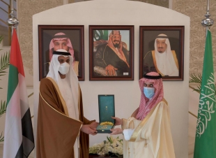 وزير الخارجية يسلم الشيخ شخبوط آل نهيان وشاح الملك عبدالعزيز من الطبقة الثانية