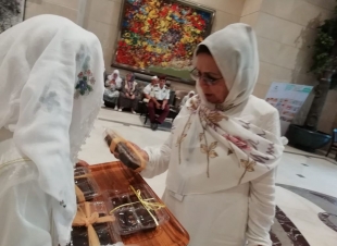 نسائية حجاج تركيا تودع الحجيج بالهدايا