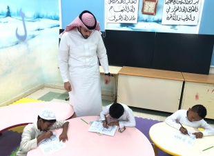 منسوبو مدرسة السقيد الابتدائية والمتوسطة يحتفون بالذكرى الخامسة للبيعة