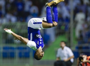 الهلال يعزف الألحان بهدفي إدواردو وسالم الفنان