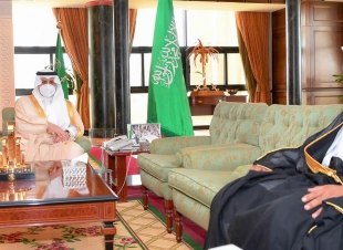 سمو أمير تبوك يستقبل مدير ميدان الهجن بالمنطقة 