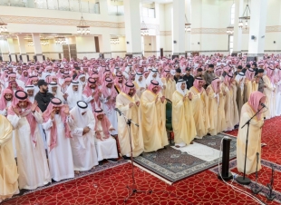 أمير منطقة تبوك ونائبه يؤديان صلاة الميت على الشيخ جزاع بن كريم العطيات 