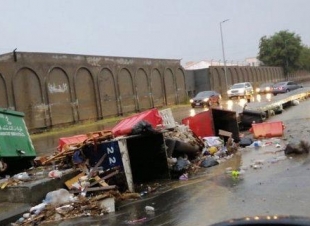 أمطار تحتجز أهالٍ وتغمر مركبات.. مأساة 