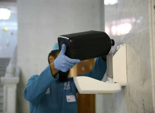 إدارة الوقاية البيئية و مكافحة الأوبئة تكثف عمليات التعقيم في المسجد الحرام