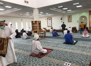 مستشفى الملك عبدالعزيز يطبق التباعد الاجتماعي في الجامع
