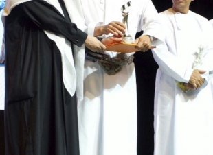  وزارة الإعلام العمانية تكرم الإعلامي (ماضي الخميس)ومنصة مكارم